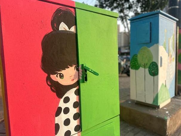 彩绘箱体让菏泽城市街景充满"文艺范"